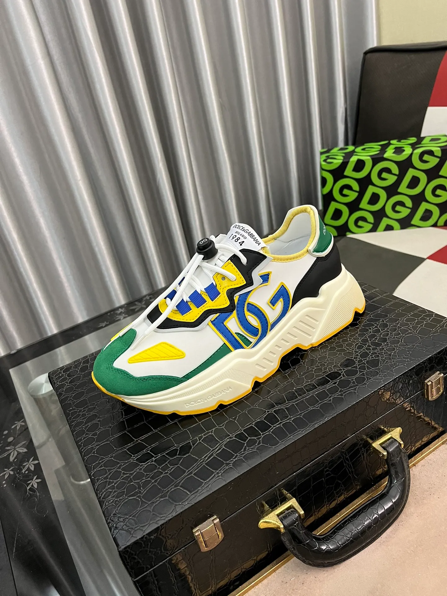 Men's men's shoes💰480⌚️⌚️New Dolce & Gabbana/DG heavy industry series, new casual fashion shoes👟Simple and elegant style, fashionable and exclusive👑Fashionable and generous. Original breathable cotton + hand-painted craftsmanship, comfortable breathable lining. Exquisite luxury, super A level! Compared with the genuine product at the counter, the version is no worse at all💕Size: 35-46
